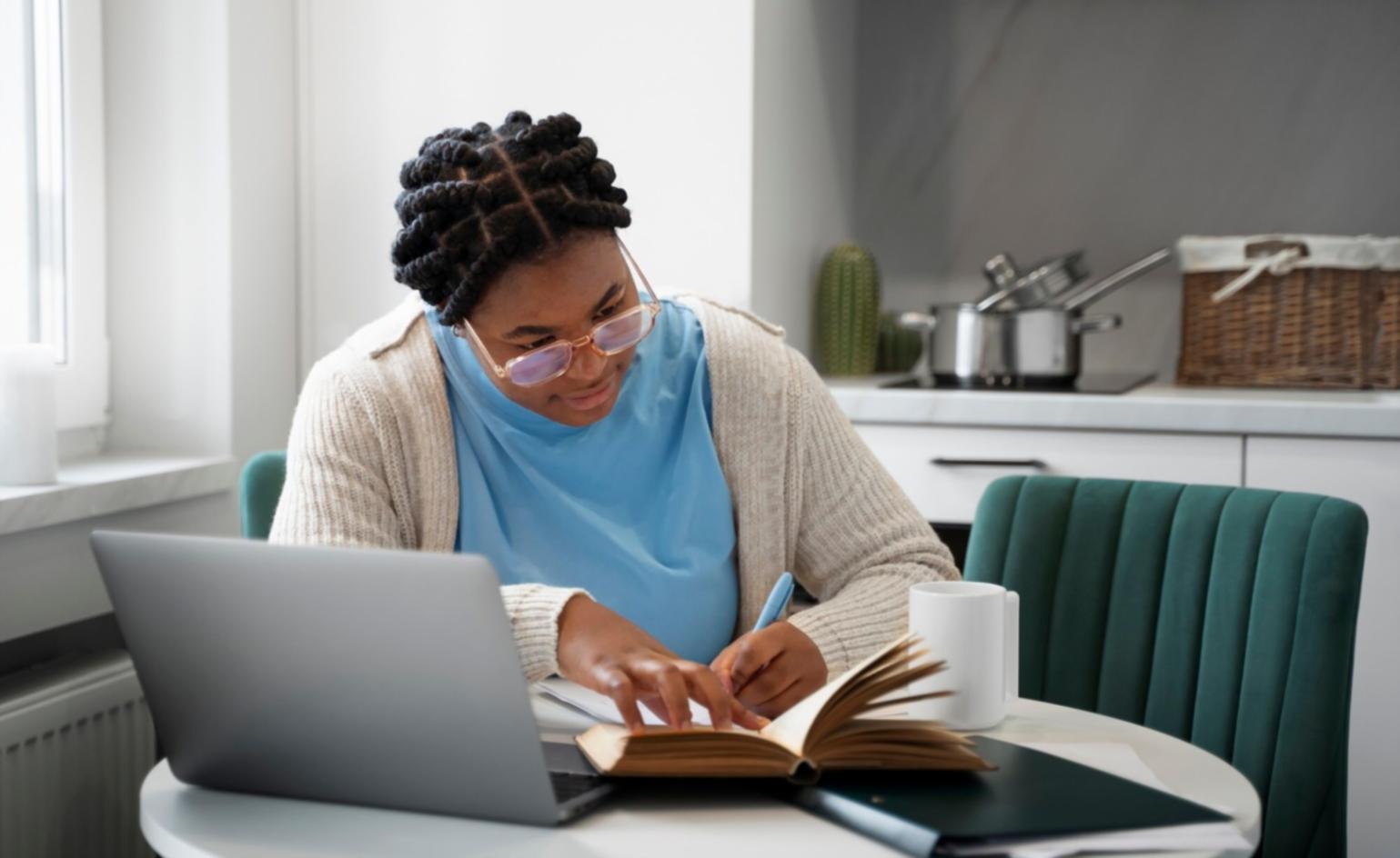 Séance de travail collaborative lors d'un événement de mentorat d'affaires