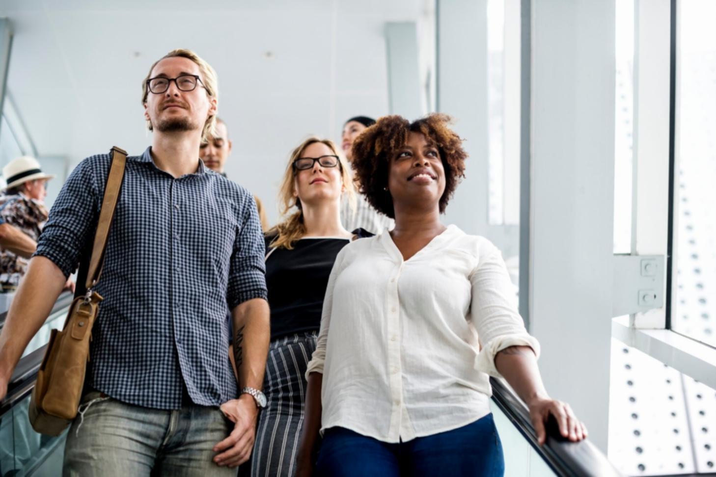 Entrepreneur analysant des données financières lors d'une session de conseil